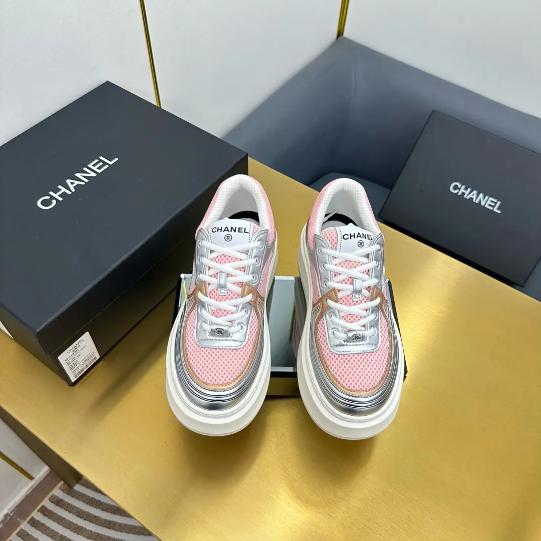 👟👟Ex-factory price 680👟👟 Upgraded version, upgraded version, upgraded version! No rebuttal accepted! ! ! ! Chanel Chanel panda shoes! 2025 counter's top casual sports shoes. This classic design; the upper is electro-embroidered with a variety of techniques; the outsole is fashionable and sporty; the unusual inclusion of a variety of color matching elements... The diversified mix and match is very good-looking and versatile, and can be used for leisure, fashion, sports, and outdoor... ꫛꫀꪝ Go➫ Materials: ❶Upper made of: original imported first-layer silk cowhide + original waterproof cloth + original first-layer cowhide ❷Inner lining: Original Yangli+Net ❸Outsole based on: Original TPU combination outsole Counter boutique packaging complete set for women 35–41 👉 👉